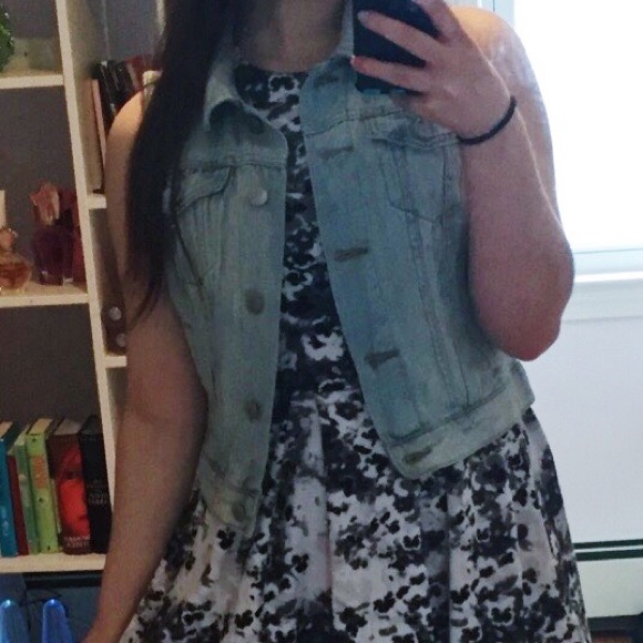 Light Wash Cropped Denim Vest - Picture 2 of 6